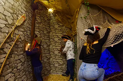 Participants résolvant les énigmes finales de l'escape game