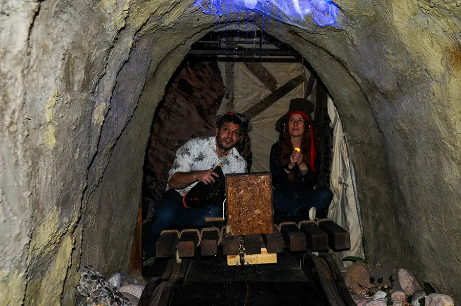 Intérieur d'une grotte souterraine amusante avec décor authentique